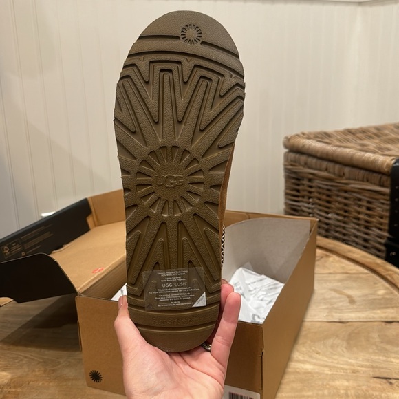 UGG Tasman Slippers. NWT. Size EU 44
In box. Never worn. - Picture 3 of 4